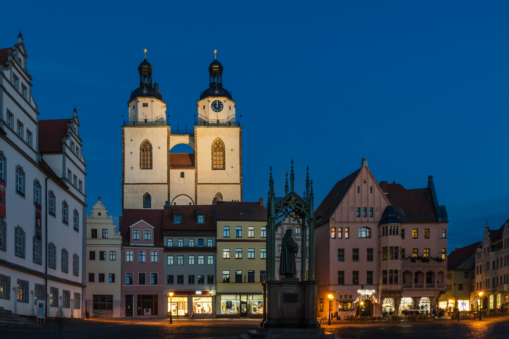 Markplatz zur blauen Stunde