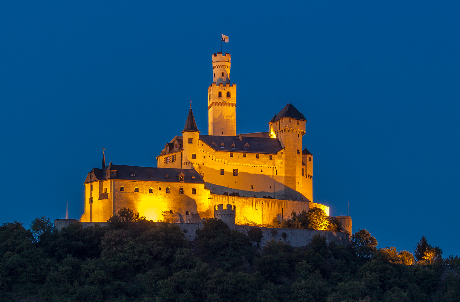 Marksburg am Rhein bei Nacht