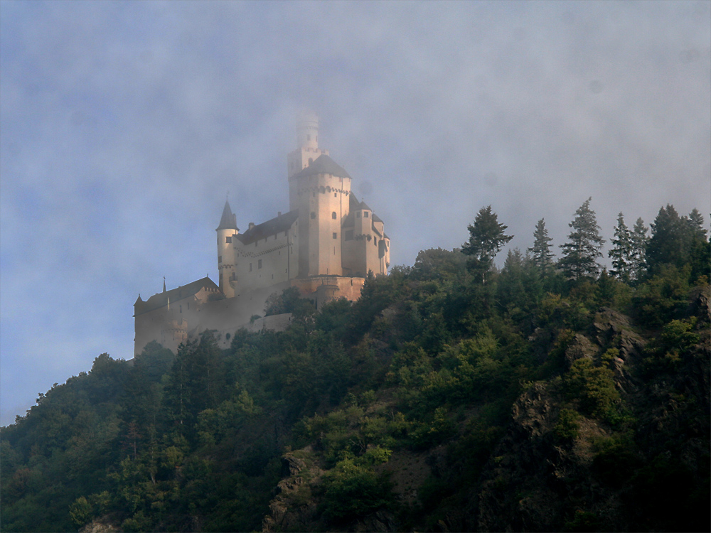 Marksburg im Frühnebel