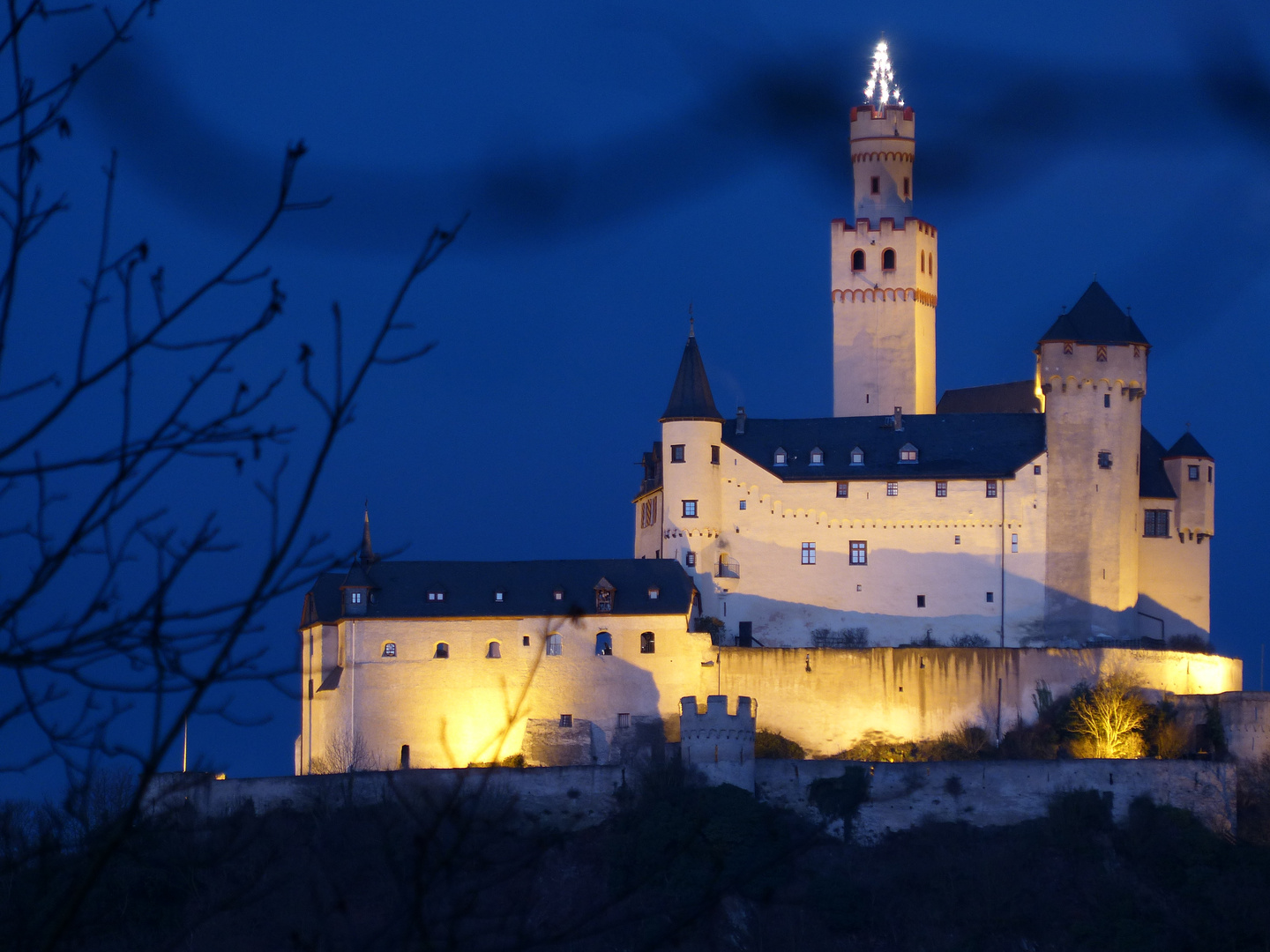 Marksburg in blauer Nacht.