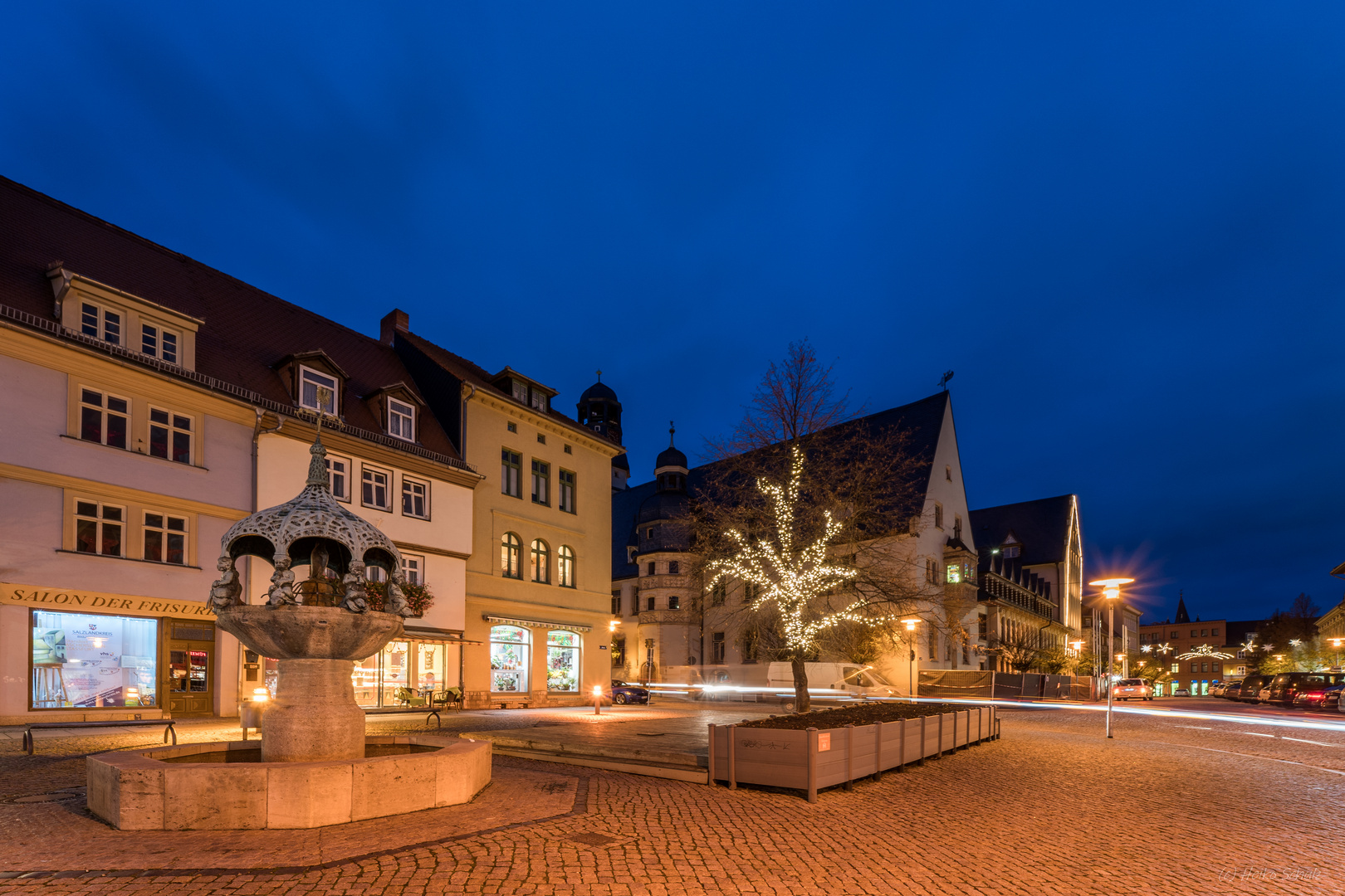 Markt Aschersleben mit Hennebrunnen und Rathaus