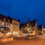 Markt Aschersleben mit Hennebrunnen und Rathaus