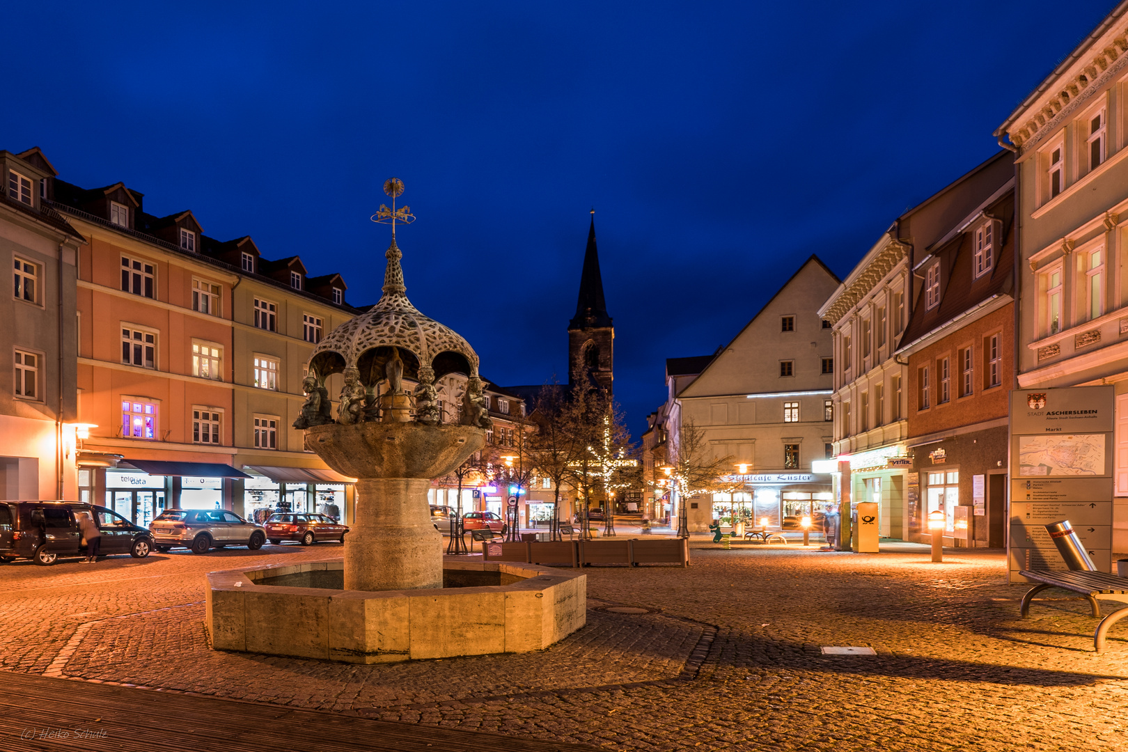 Markt Aschersleben mit Hennebrunnen und St.-Stephani-Kirche