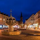 Markt Aschersleben mit Hennebrunnen und St.-Stephani-Kirche