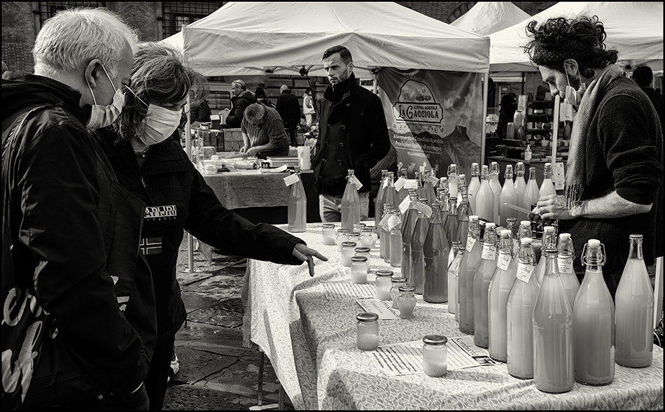 Markt auf der Piazza S.S. Annunziata I