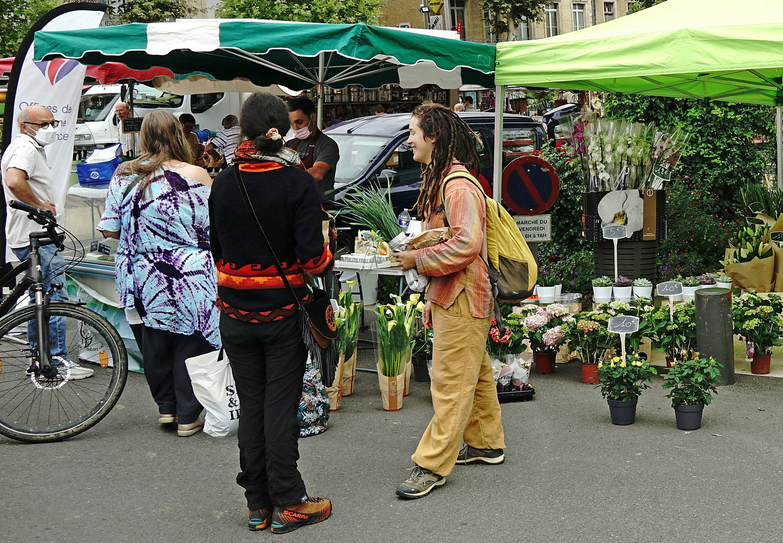 Markt in Vic Fezensac - Blumen müssen auch noch mit