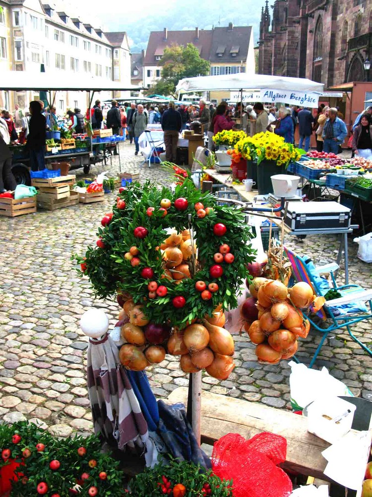 Markt ums Freiburger Münster.