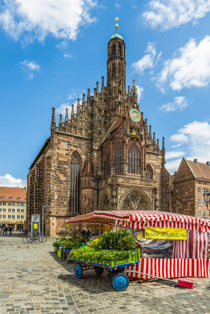 Markt und Frauenkirche Nürnberg 00