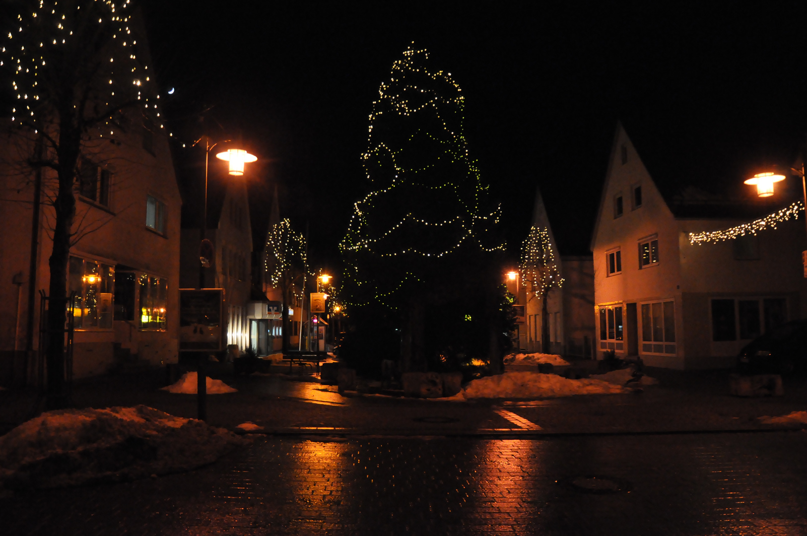 Markt und Strassen stehen verlassen....