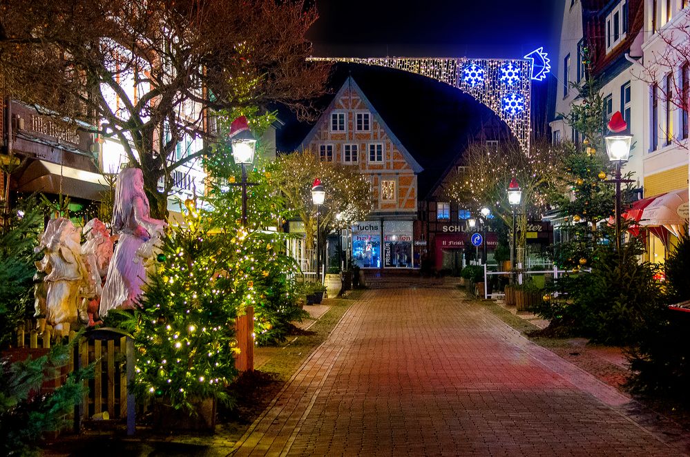 Markt und Straßen stehn verlassen,