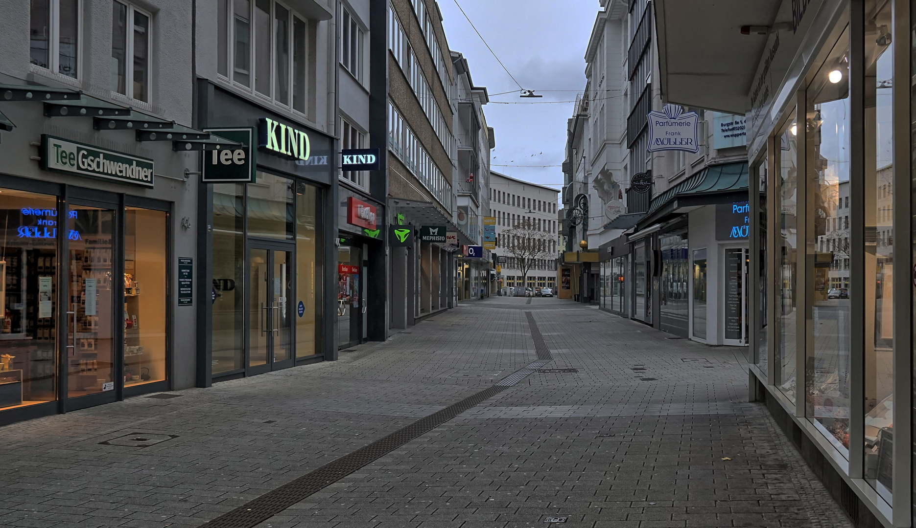 Markt und Straßen stehn verlassen,