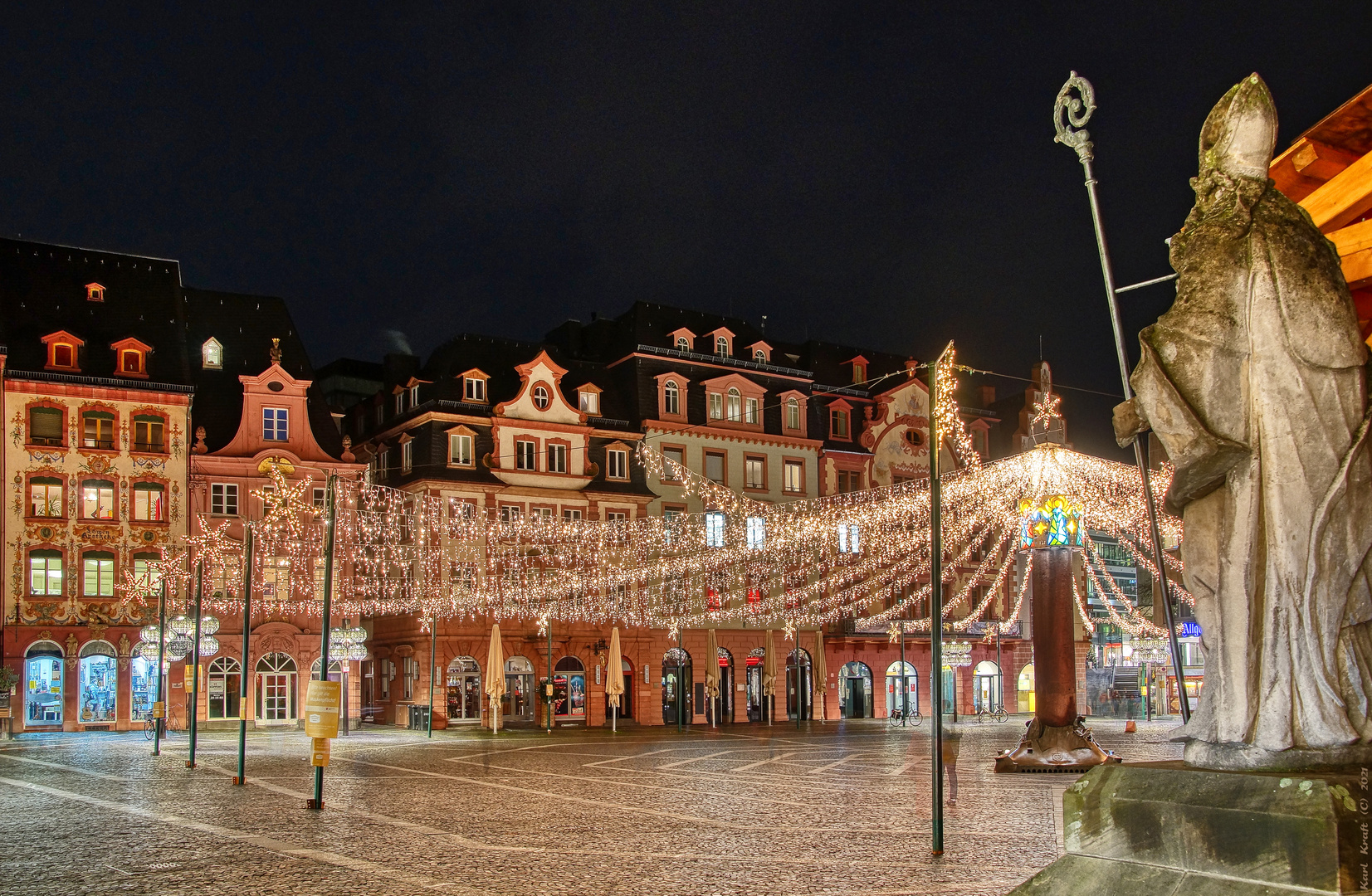 Markt und Strassen stehn verlassen ...