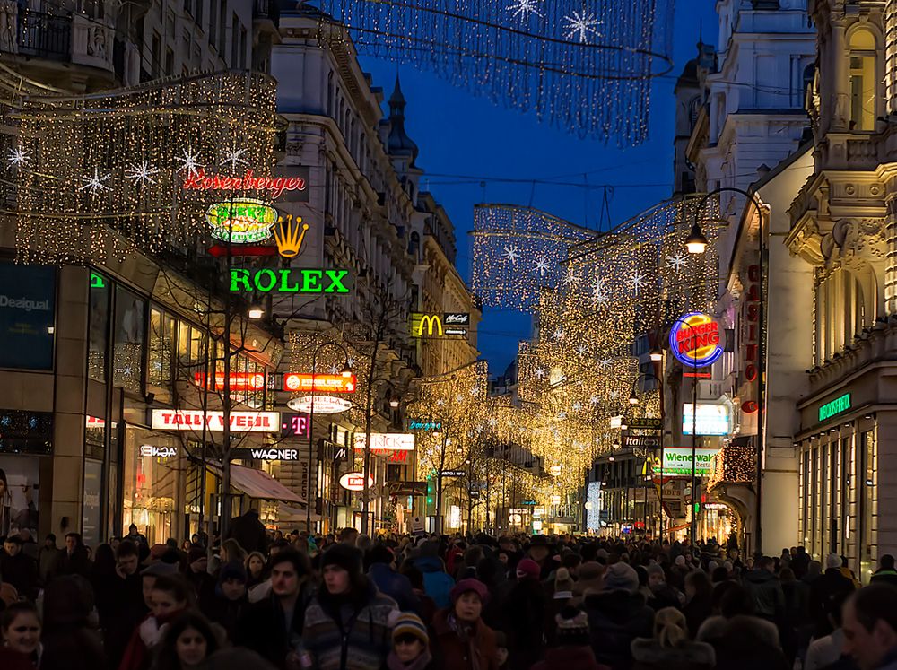 Markt und Straßen stehn verlassen, still erleuchtet jedes Haus.....