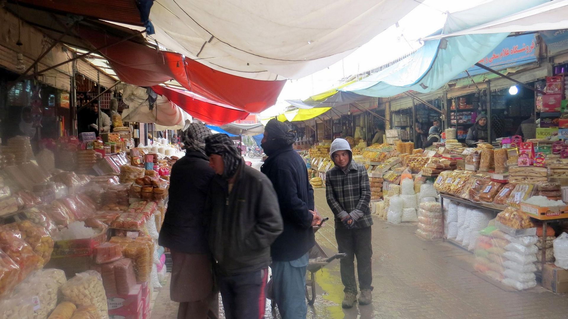 Marktbesucher im Regen