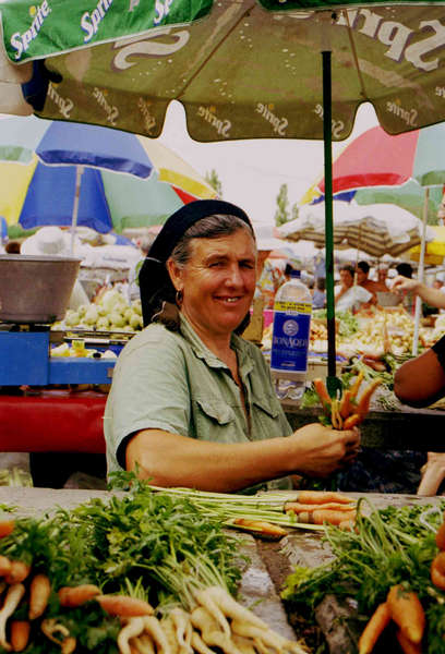 Marktfrau auf einem Markt in Temeschburg (Rumänien)