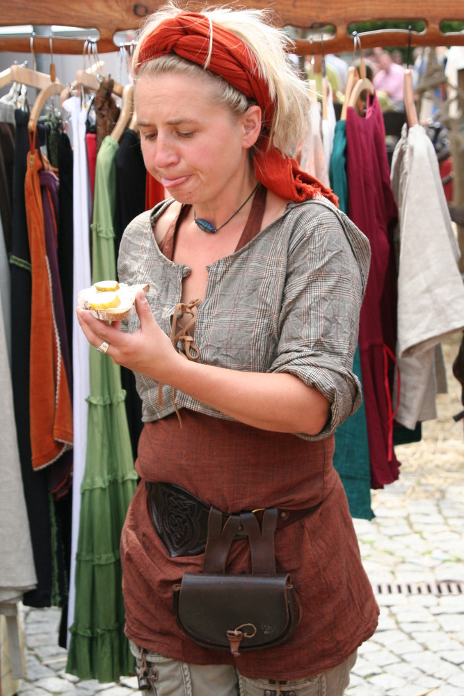 Marktfrau beim schlemmen