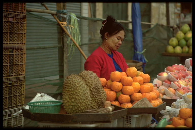 Marktfrau in Yangon