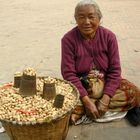 Marktfrau verkauft Erdnüsse in Kathmandu