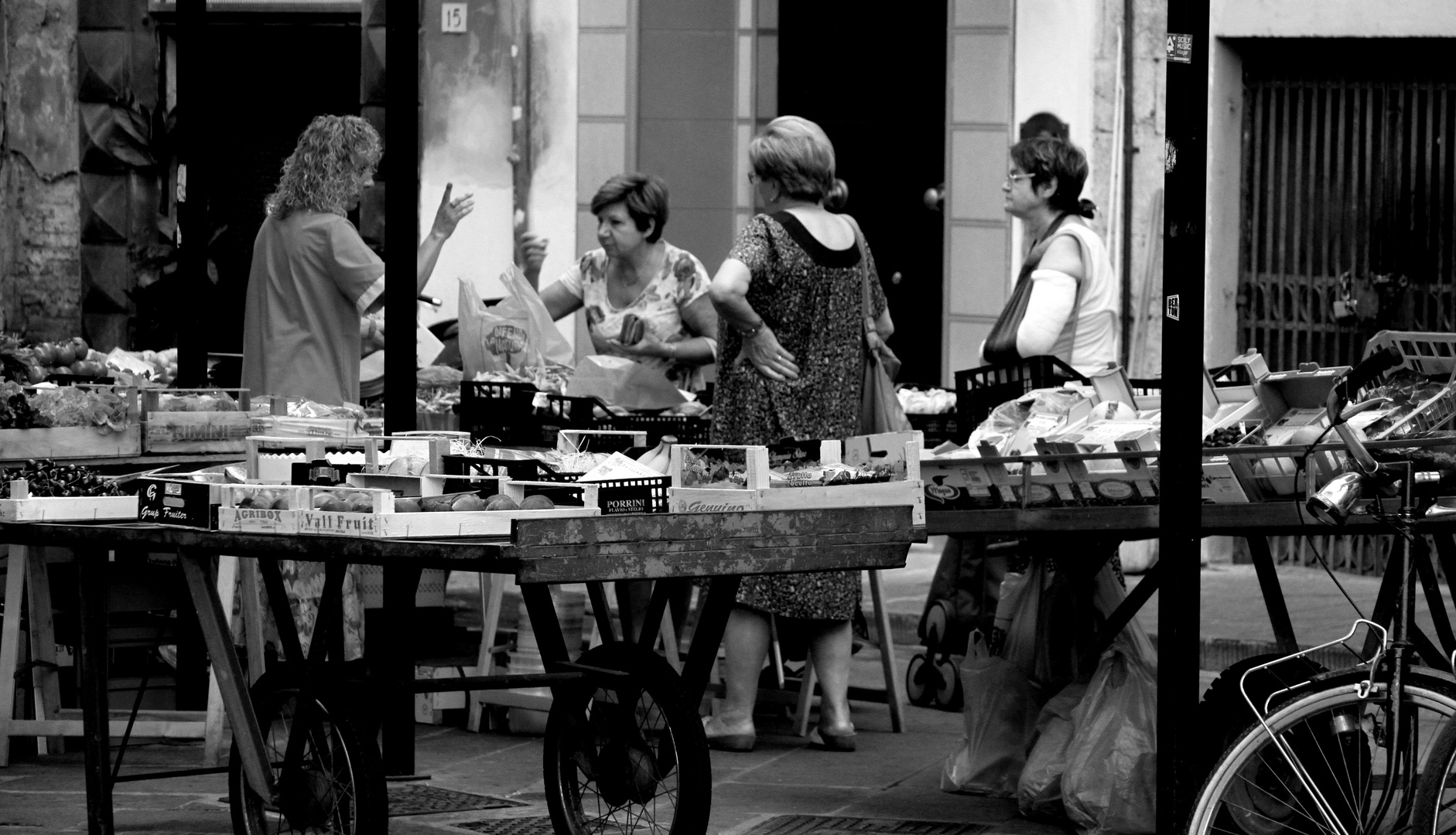 Marktfrauen am Morgen in Pisa bw