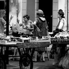 Marktfrauen am Morgen in Pisa bw