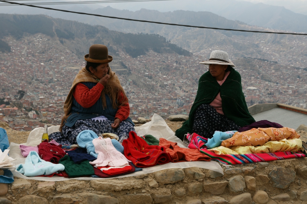 Marktfrauen vor der Kulisse von La Paz