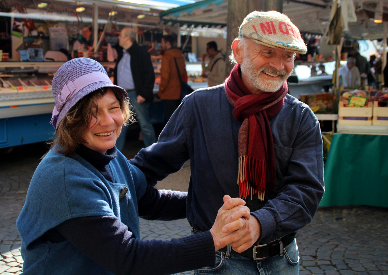 Markthändler beim Tänzchen auf dem Wochenmarkt.