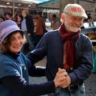 Markthändler beim Tänzchen auf dem Wochenmarkt.