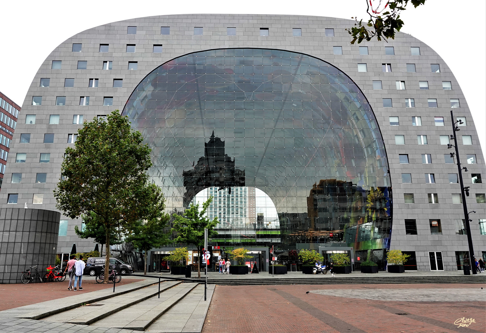 Markthalle Rotterdam mit gespiegeltem Durchblick