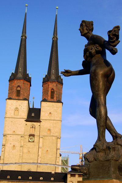 Marktkirche Halle/S mit Brunnenfigur