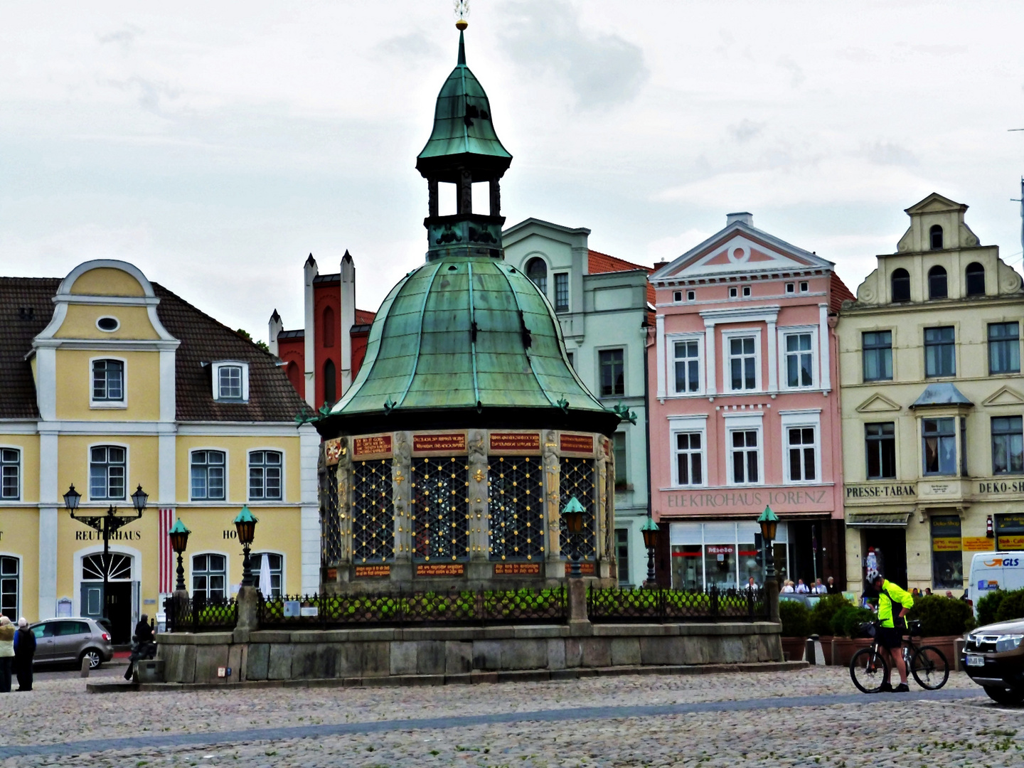 Marktplatz in Wismar mit Wasserkunst