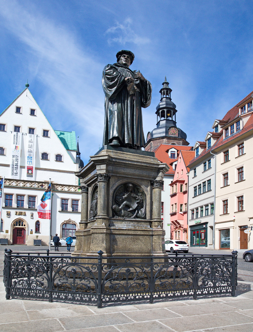Marktplatz Lutherstadt Eisleben mit Lutherdenkmal