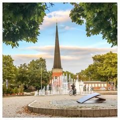 Marktplatz mit Brunnen und Kirche 