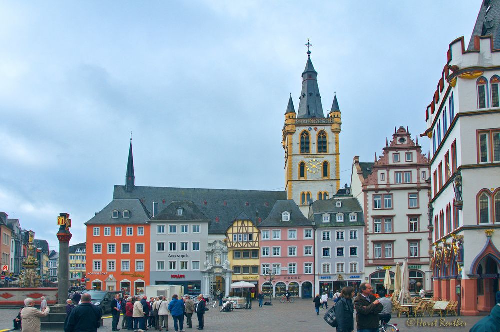Marktplatz mit der Bürgerkirche St. Gangolf in Trier