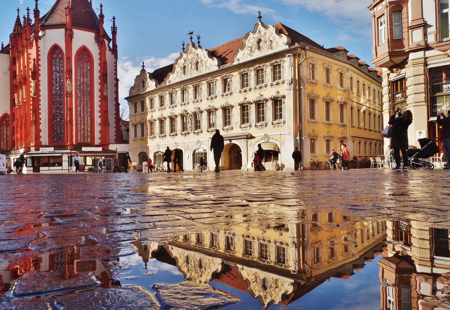 Marktplatz mit Falkenhaus und Marienkapelle.