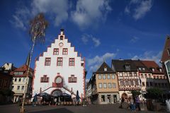 Marktplatz mit historischem Rathaus