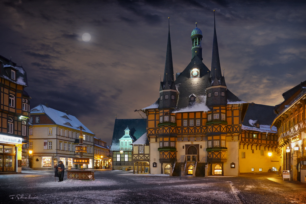 Marktplatz mit Nachtwächter und Rathaus