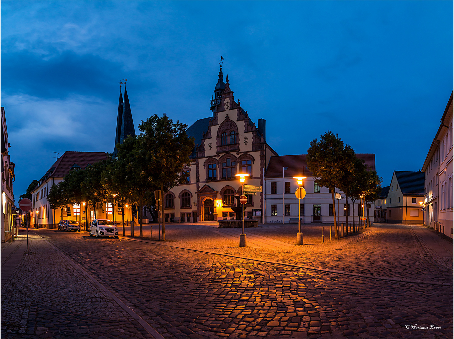 Marktplatz mit Rathaus....