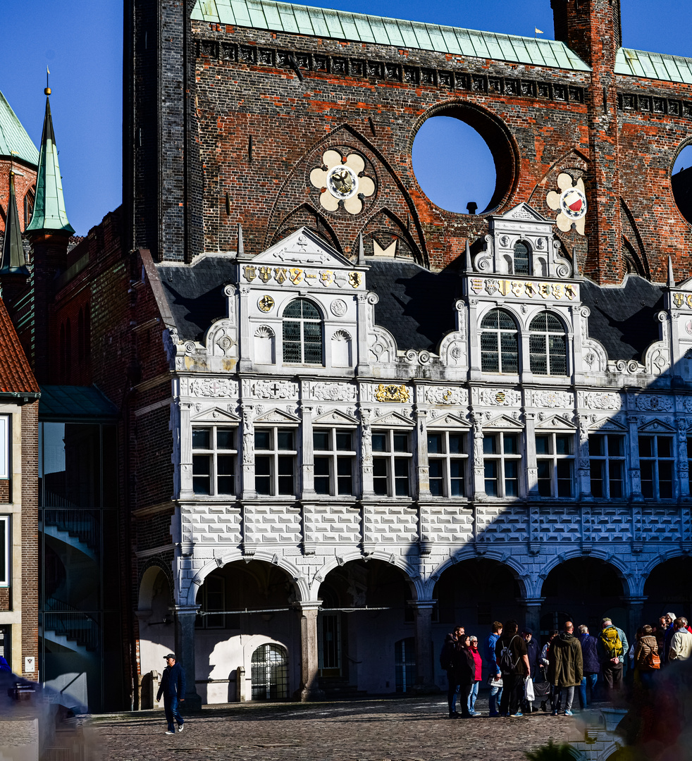 Marktplatz mit Rathaus .   DSC_5705-2