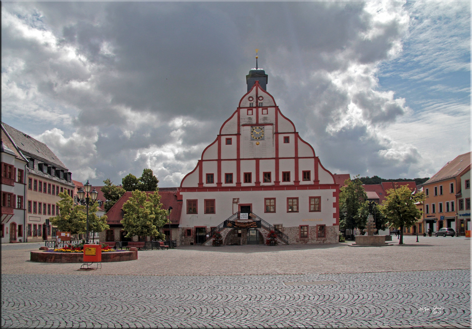 Marktplatz und Rathaus Grimma nach der Flut