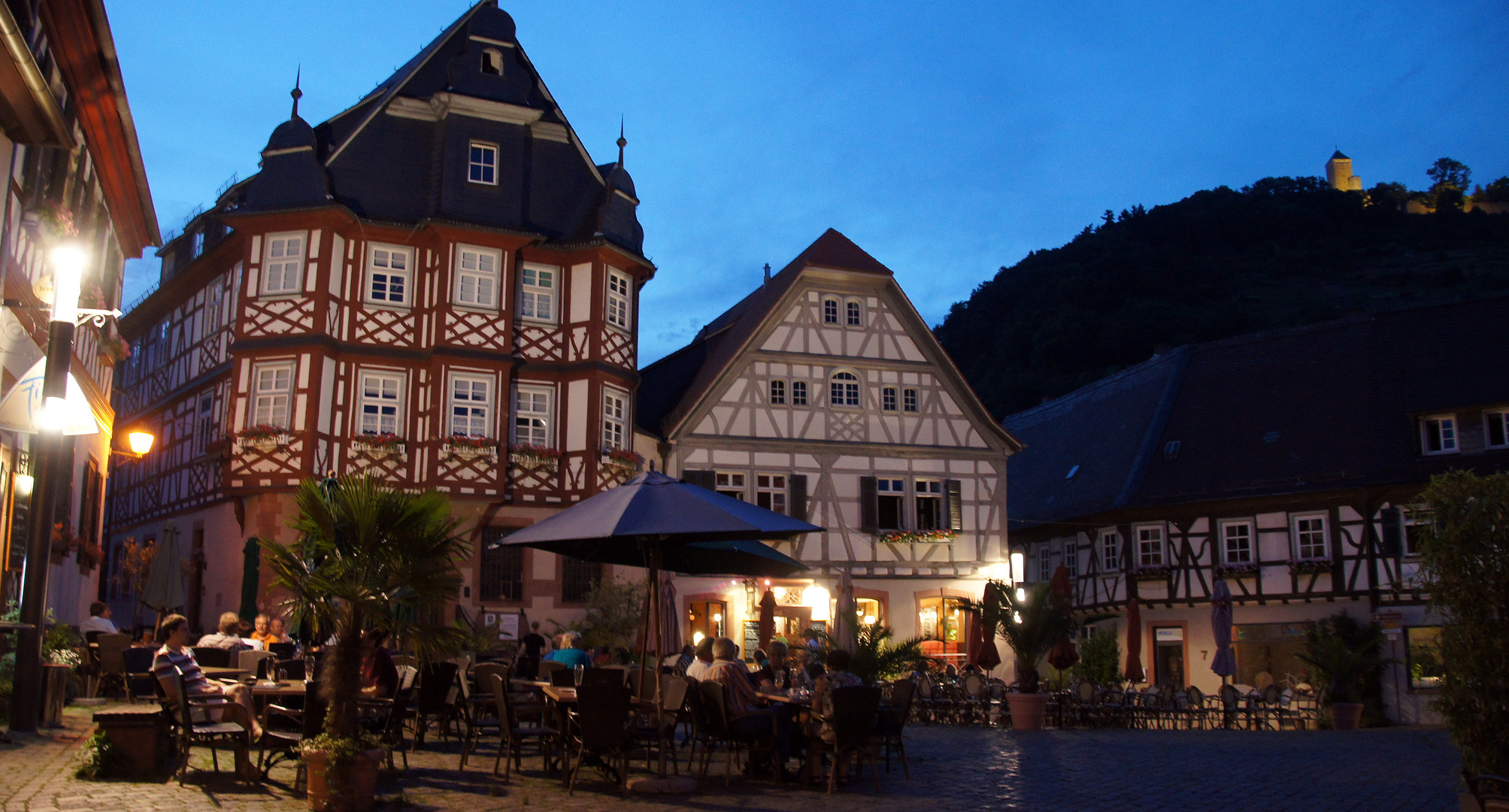 Marktplatz und Starkenburg