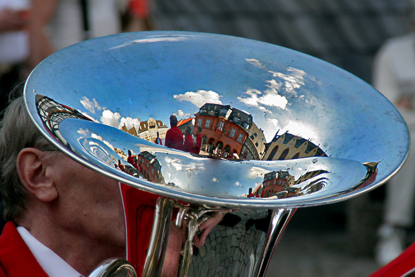 Marktplatz von Goslar verspiegelt....