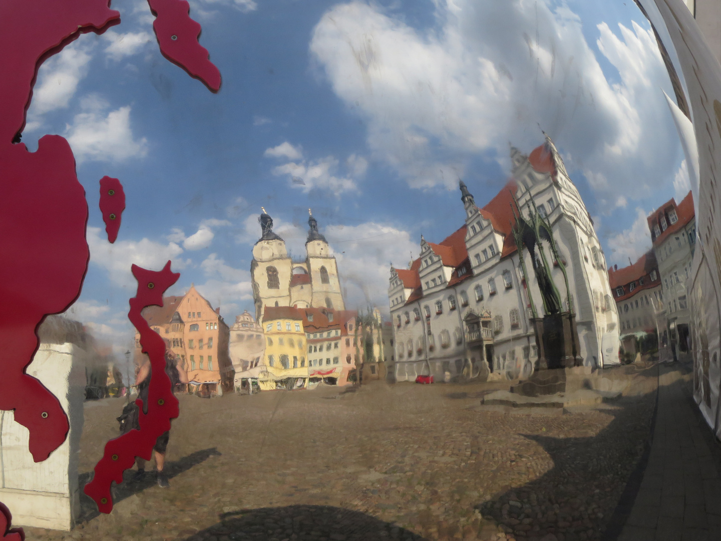 Marktplatz von Wittenberg durch eine gespieglte Weltkugel