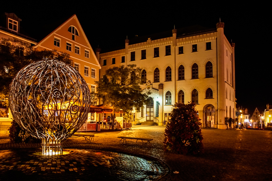 Marktplatz, Waren, am Abend