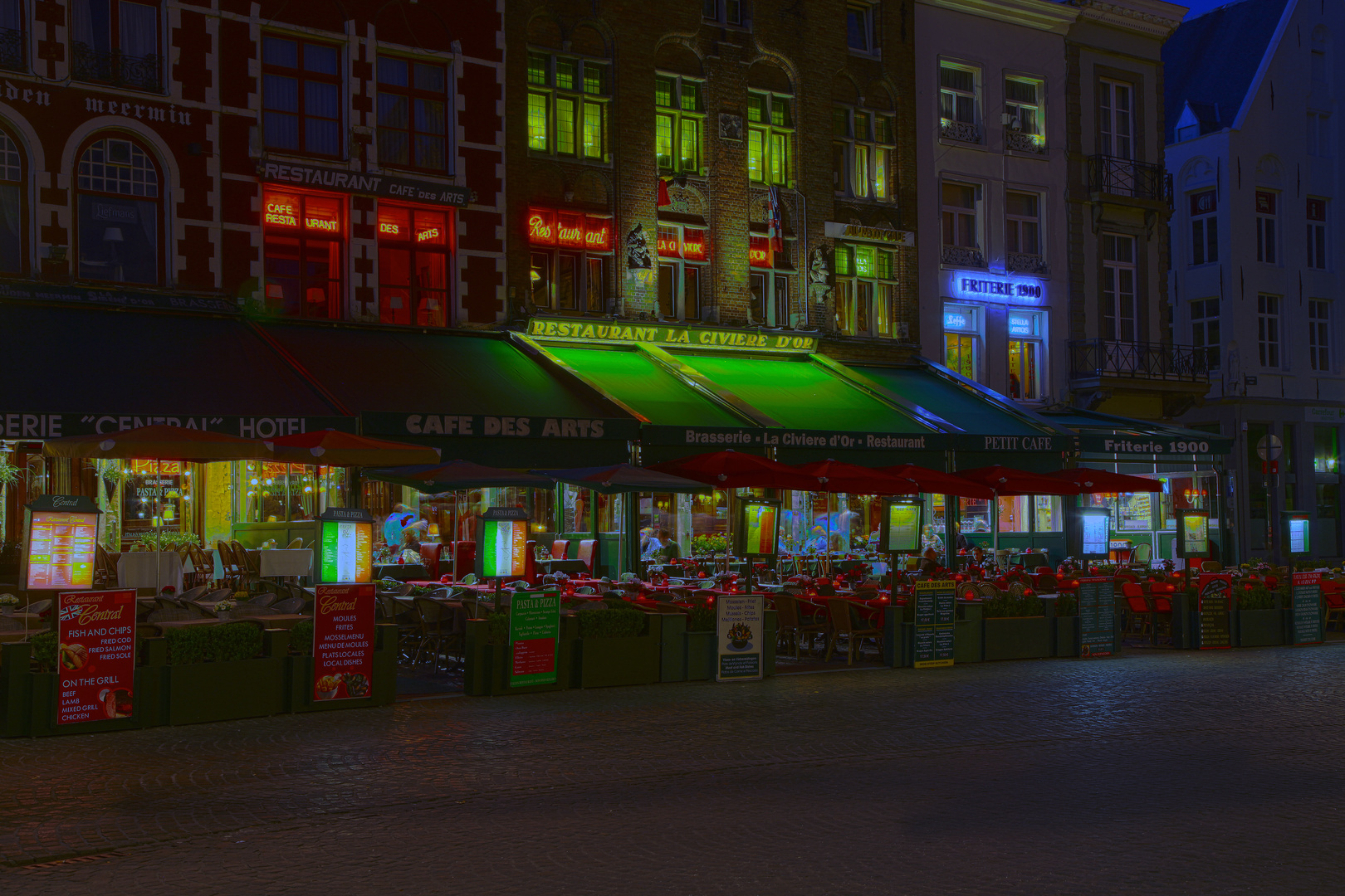 Marktplatz zur blauen Stunde