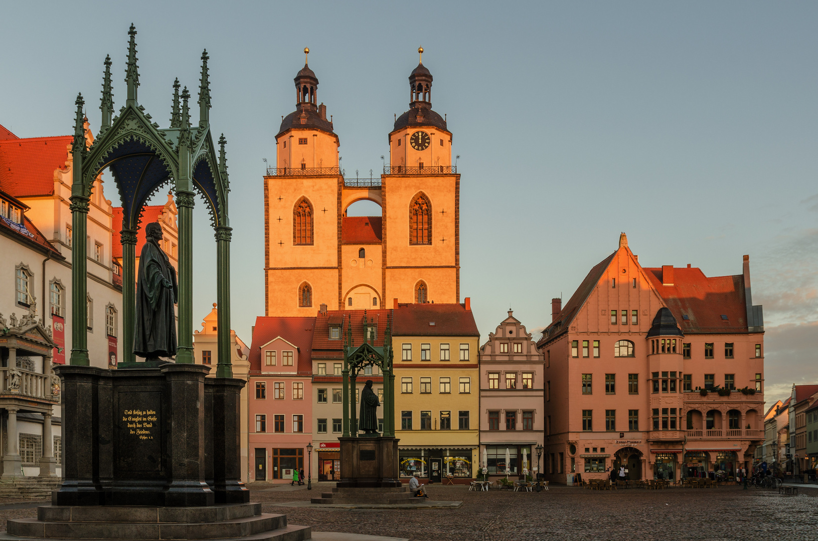 Marktplatz zur goldenen Stunde