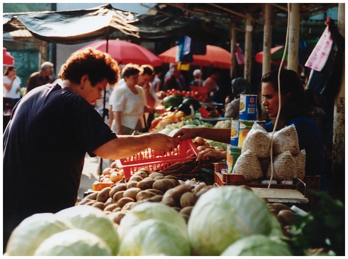 Marktplatzszene in Arad (Rumänien)