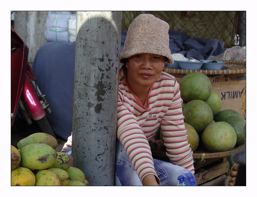 Marktrau in einem kleinen Dorf bei Hue