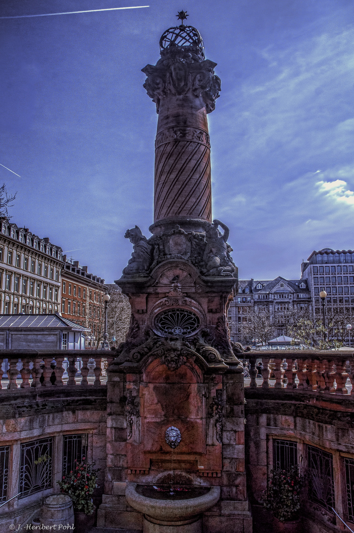 Marktsäule mit Brunnen (1902) auf dem Dernschen Gelände in Wiesbaden