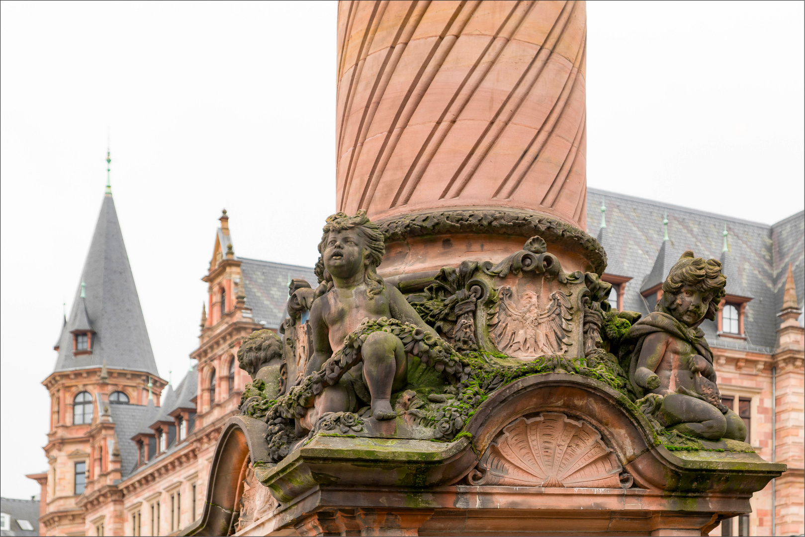 Marktsäule mit neuem Rathaus