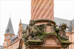 Marktsäule mit neuem Rathaus